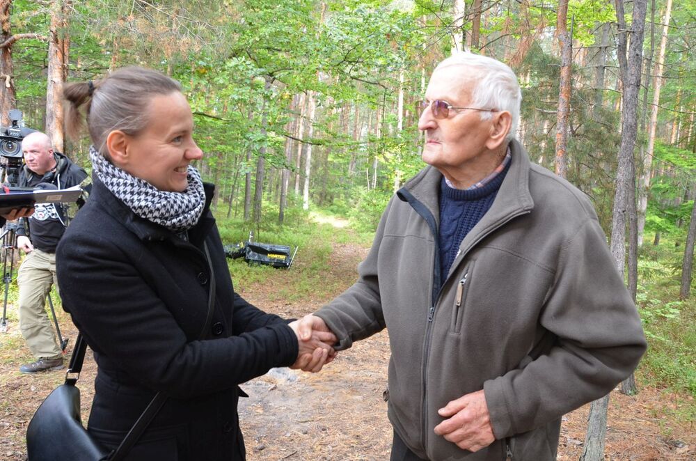 Franciszek Bełz podczas poszukiwań mogił ofiar obozu NKWD w Trzebusce – Nienadówka, 19 września 2022. Fot. Katarzyna Gajda-Bator IPN