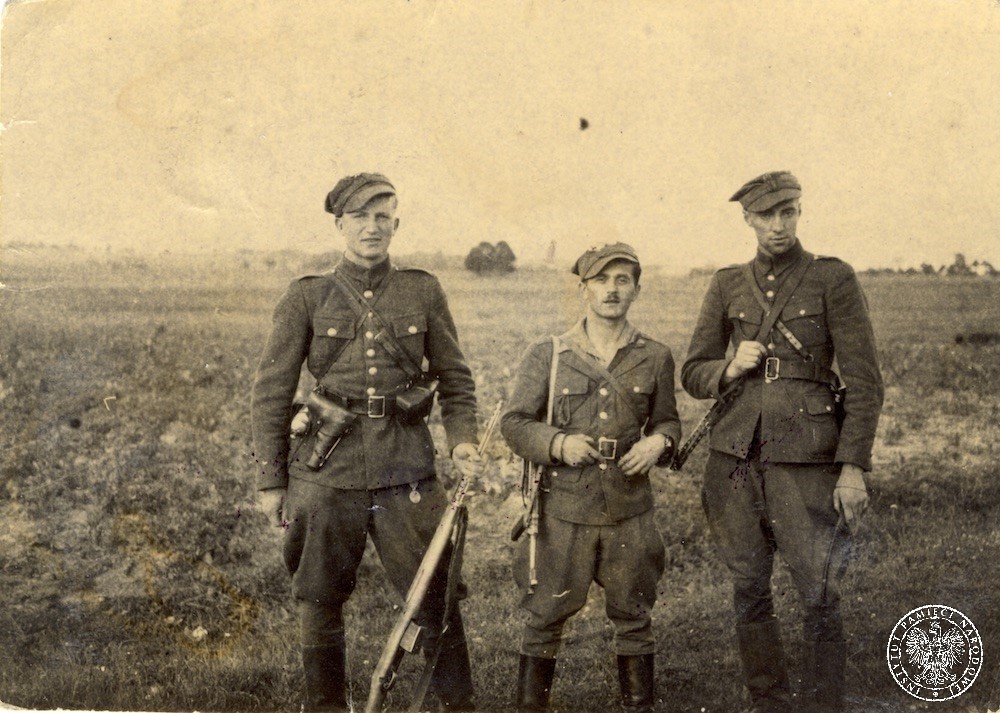 Dowódcy pododdziałów 5. Brygady Wileńskiej AK na Białostocczyźnie, od lewej wachm. Henryk Wieliczko „Lufa” (zastępca dowódcy 4. szwadronu), por. Marian Pluciński „Mścisław” (dowódca 4. szwadronu), por. Zygmunt Błażejewicz „Zygmunt” (dowódca 1. szwadronu). W lewej dłoni por. Błażejewicza szpicruta nawiązująca - podobnie jak nazwy pieszych pododdziałów (szwadrony) - do tradycji kawaleryjskich dowódcy Brygady, mjr. Zygmunta Szendzielarza „Łupaszki". Fot. z zasobu IPN