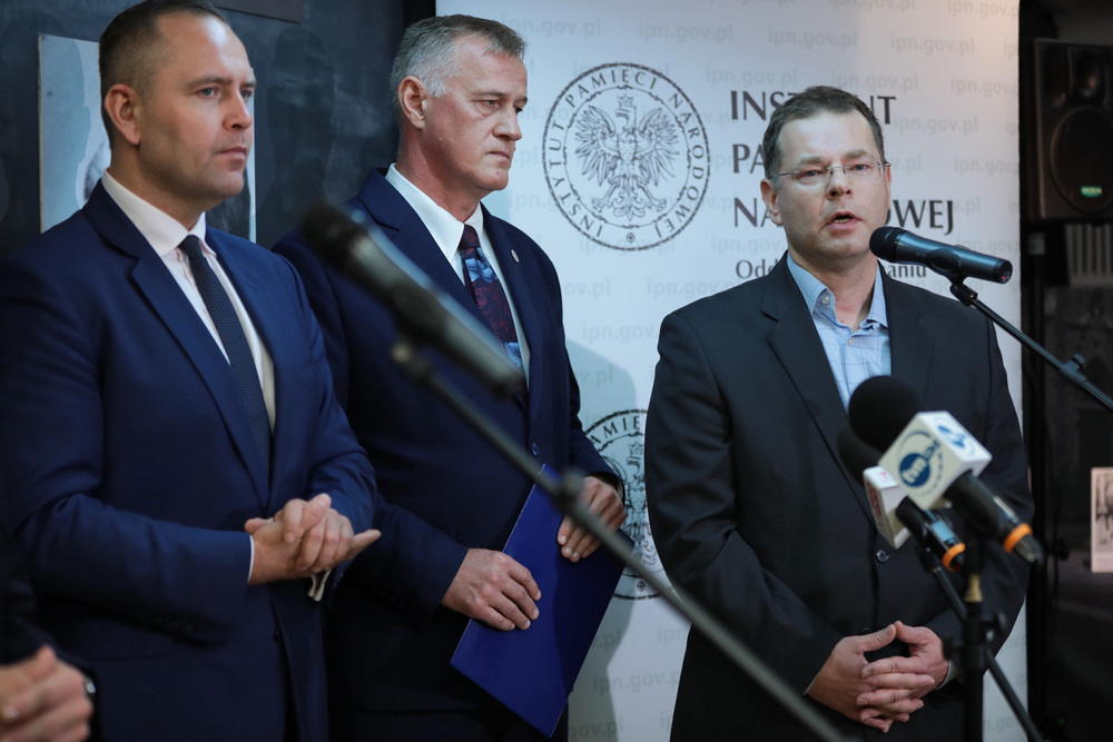 Czekając na prawdę – konferencja prasowa prezesa IPN dr. Karola Nawrockiego i prokuratora Andrzeja Pozorskiego – Poznań, 20 września 2022. Fot. Mikołaj Bujak (IPN)