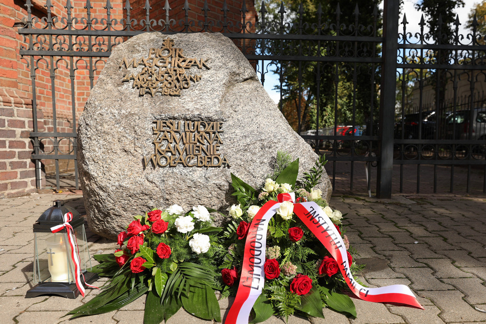 Złożenie kwiatów przed symbolicznym kamieniem upamiętniającym Piotra Majchrzaka – Poznań, 20 września 2022. Fot. Mikołaj Bujak (IPN)