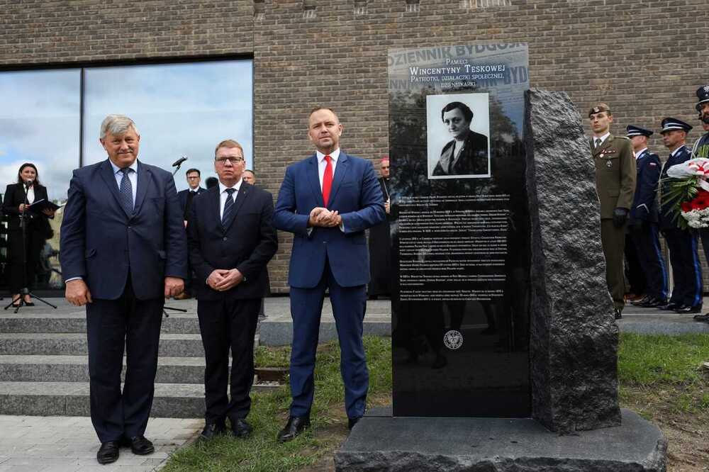 Uroczyste odsłonięcie tablicy upamiętniającej Wincentynę Teskową. Od lewej: Józef Ramlau, wicewojewoda kujawsko-pomorski, prof. Mirosław Golon, zast. dyrektora oddziału IPN w Gdańsku, dr Karol Nawrocki, prezes IPN – Bydgoszcz, 21 września 2022. Fot. Mikołaj Bujak (IPN)