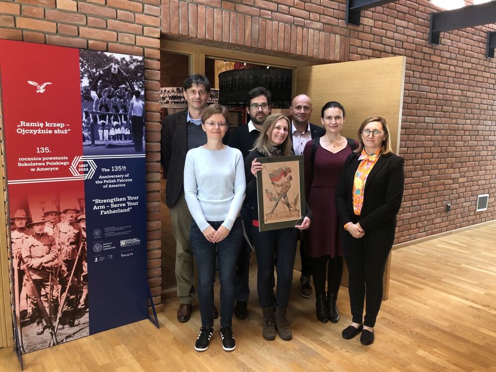 Przedstawiciele Słowackiego Instytutu Pamięci Narodu obejrzeli wystawę IPN „»Ramię pręż – Ojczyźnie służ.« 135. rocznica powstania Sokolstwa Polskiego w Ameryce” – Warka, 21 września 2022. Fot. Iwona Stefaniak