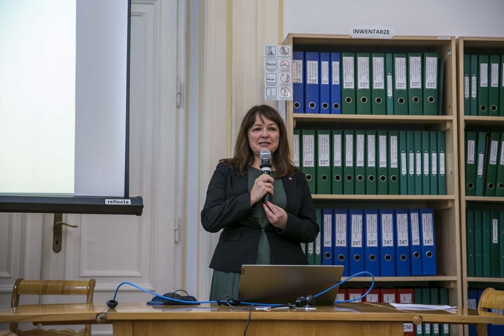 VI Ogólnopolska Konferencja Archiwistów i Historyków „Educare necesse est… – „My wśród obcych, obcy wśród nas – od średniowiecza do końca XX w.”. Dr hab. Lucyna Harc, zastępca Naczelnego Dyrektora Archiwów Państwowych – Warszawa, 21 września 2022. Fot. Katarzyna Adamów (AIPN)