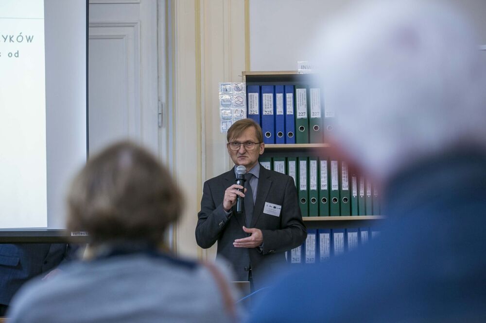 VI Ogólnopolska Konferencja Archiwistów i Historyków „Educare necesse est… – „My wśród obcych, obcy wśród nas – od średniowiecza do końca XX w.”. Jarosław Zaroń, dyrektor Mazowieckiego Samorządowego Centrum Doskonalenia Nauczycieli – Warszawa, 21 września 2022. Fot. Katarzyna Adamów (AIPN)