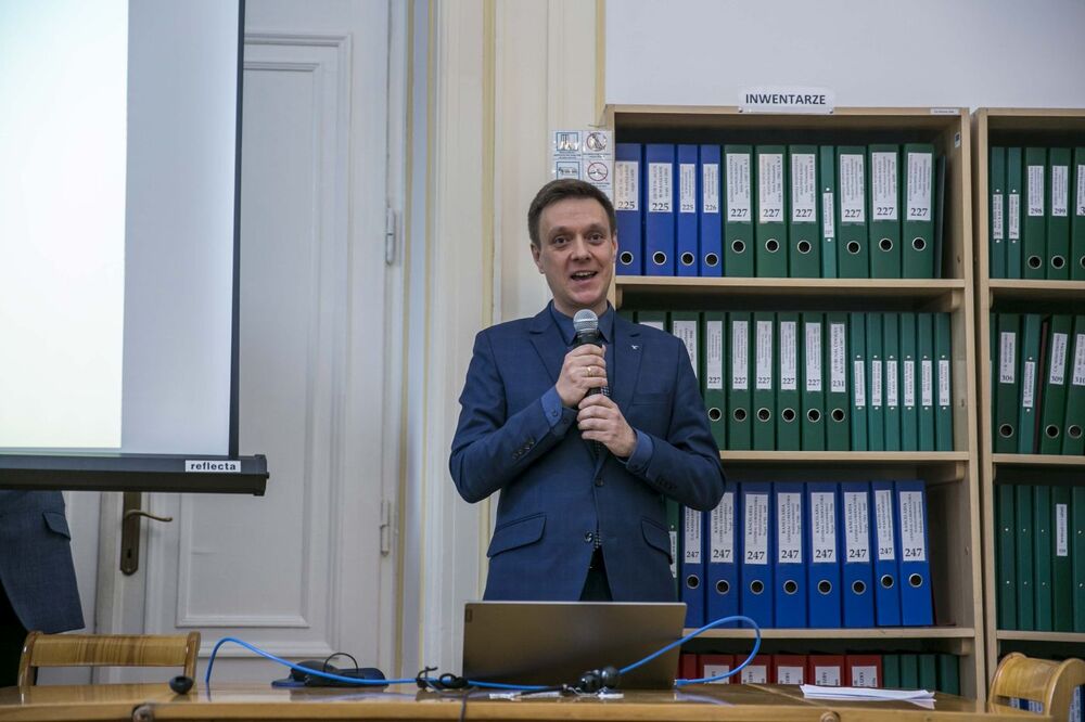 VI Ogólnopolska Konferencja Archiwistów i Historyków „Educare necesse est… – „My wśród obcych, obcy wśród nas – od średniowiecza do końca XX w.”. Zastępca dyrektora Archiwum IPN dr Mariusz Żuławnik – Warszawa, 21 września 2022. Fot. Katarzyna Adamów (AIPN)