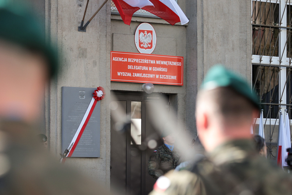 Uroczystość odsłonięcia tablicy upamiętniającej oficerów Oddziału II Sztabu Głównego Wojska Polskiego – Szczecin, 22 września 2022. Fot. Mikołaj Bujak (IPN)