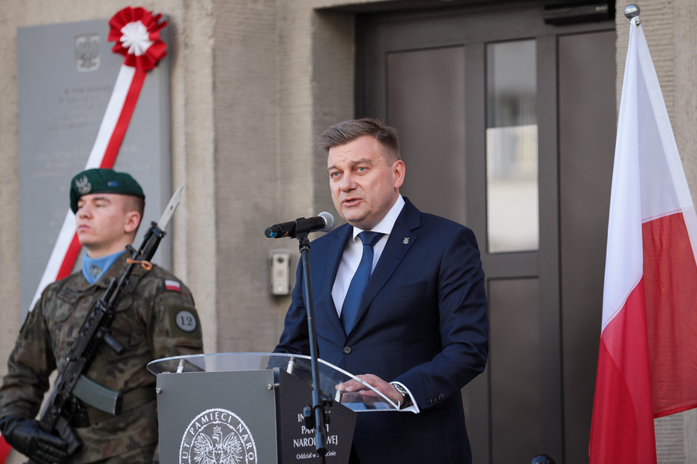 Szef ABW płk Krzysztof Wacławek podczas uroczystego odsłonięcia tablicy upamiętniającej oficerów Oddziału II Sztabu Głównego Wojska Polskiego – Szczecin, 22 września 2022. Fot. Mikołaj Bujak (IPN)