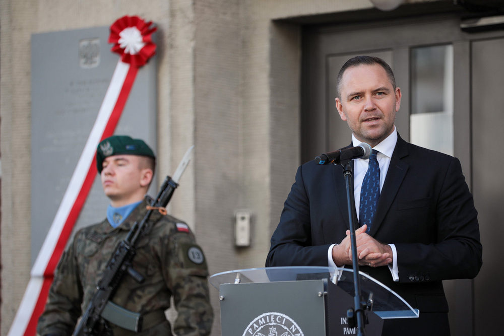 Prezes IPN dr Karol Nawrocki w czasie uroczystego odsłonięcia tablicy upamiętniającej oficerów Oddziału II Sztabu Głównego Wojska Polskiego – Szczecin, 22 września 2022. Fot. Mikołaj Bujak (IPN)