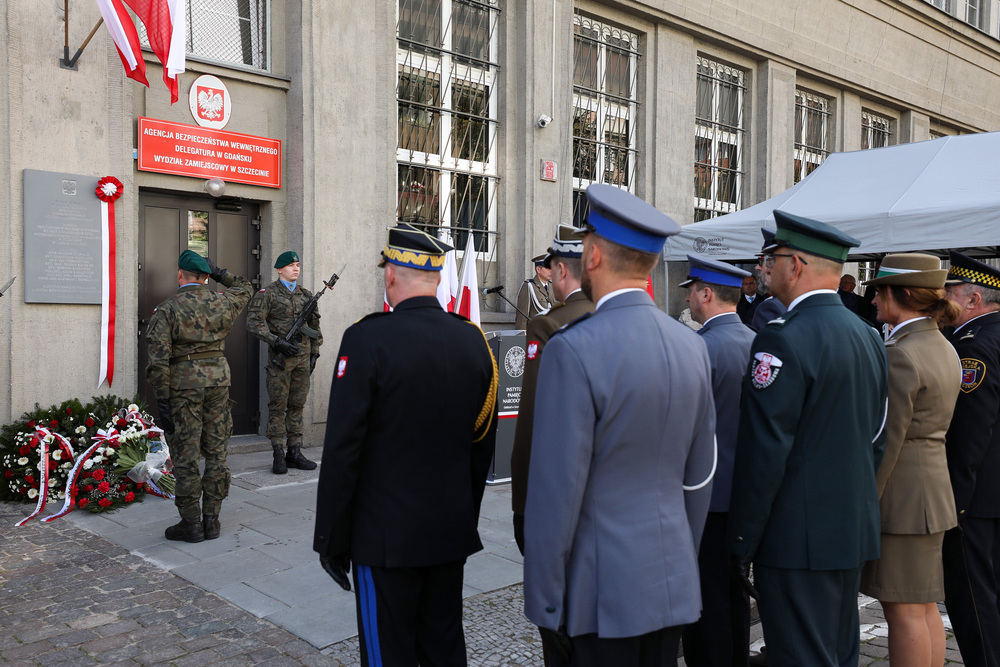 Uroczystość odsłonięcia tablicy upamiętniającej oficerów Oddziału II Sztabu Głównego Wojska Polskiego – Szczecin, 22 września 2022. Fot. Mikołaj Bujak (IPN)