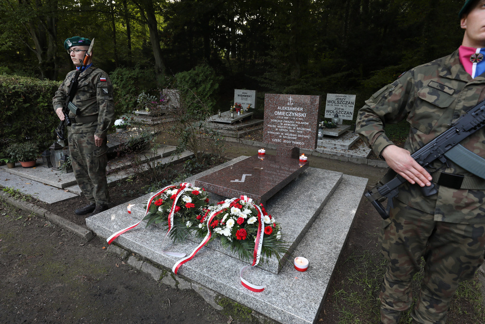 Symboliczny grób Aleksandra Omieczyńskiego na Cmentarzu Centralnym w Szczecinie. Fot. Mikołaj Bujak (IPN)