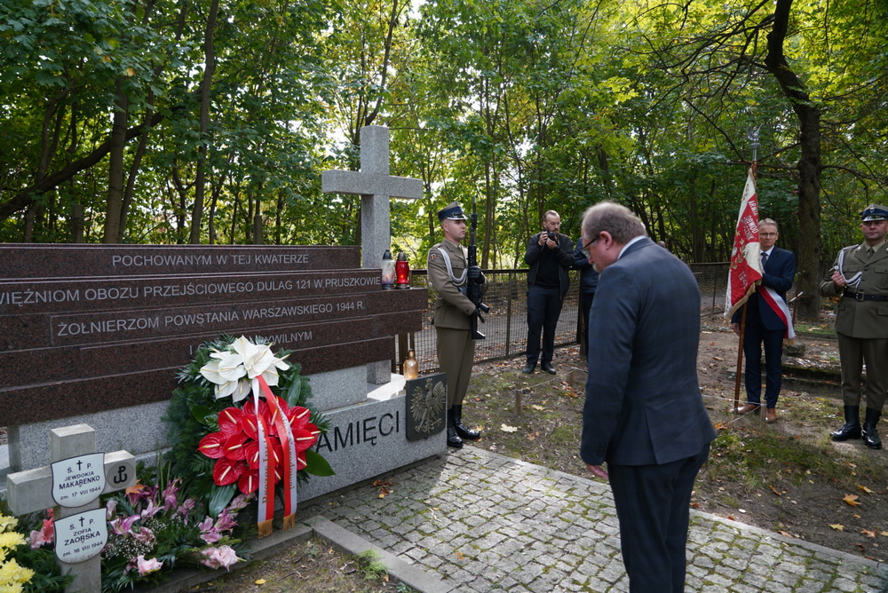 Adam Siwek, dyrektor Biura Upamiętniania Walk i Męczeństwa IPN, składający kwiaty na terenie Cmentarza Szpitalnego w Tworkach – Pruszków, 24 września 2022. Fot. Mateusz Niegowski (IPN)