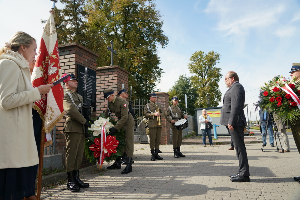 Adam Siwek składa kwiaty przed tablicą pamiątkową przy bramie głównej Cmentarza Żbikowskiego – Pruszków, 24 września 2022. Fot. Mateusz Niegowski (IPN)
