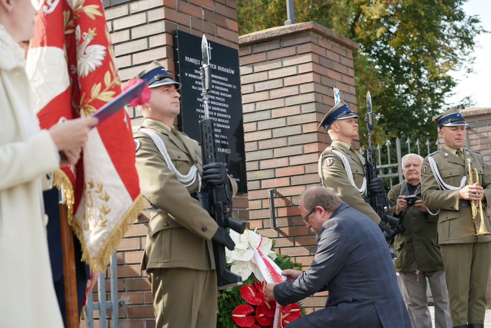 Adam Siwek składa kwiaty przed tablicą pamiątkową przy bramie głównej Cmentarza Żbikowskiego – Pruszków, 24 września 2022. Fot. Mateusz Niegowski (IPN)