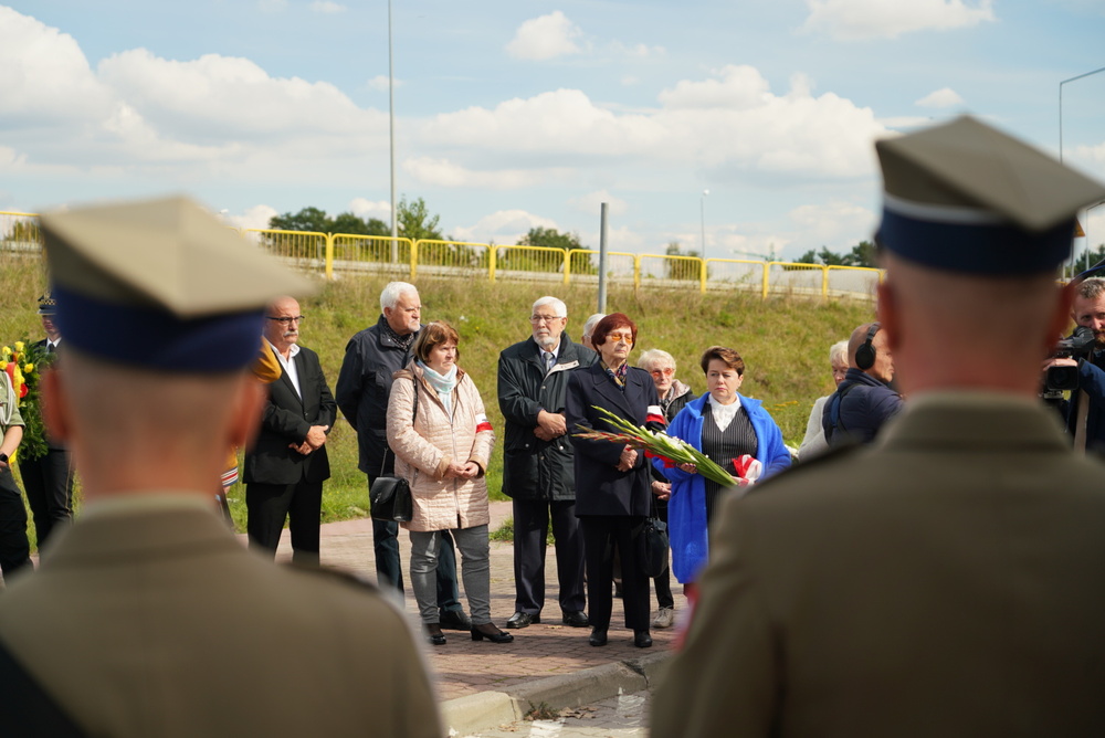 Uroczystości przed tablicą upamiętniającą ofiary Dulagu 121 na Cmentarzu Żbikowskim – Pruszków, 24 września 2022. Fot. Mateusz Niegowski (IPN)