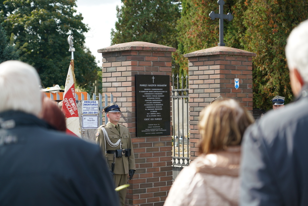 Uroczystości przed tablicą upamiętniającą ofiary Dulagu 121 na Cmentarzu Żbikowskim – Pruszków, 24 września 2022. Fot. Mateusz Niegowski (IPN)