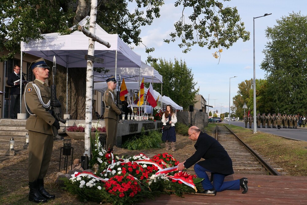 Dr Mateusz Szpytma składa kwiaty podczas uroczystości przed pomnikiem „Tędy przeszła Warszawa” – Pruszków, 24 września 2022. Fot. Adrianna Garnik (IPN)