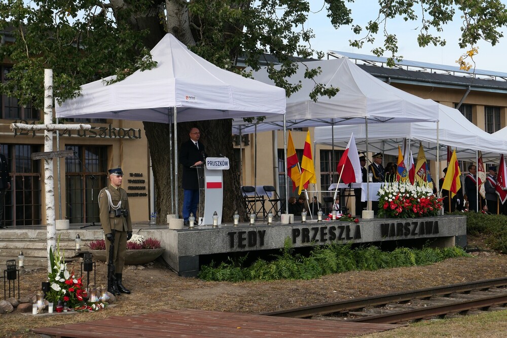 Dr Mateusz Szpytma podczas uroczystości przed pomnikiem „Tędy przeszła Warszawa” – Pruszków, 24 września 2022. Fot. Adrianna Garnik (IPN)