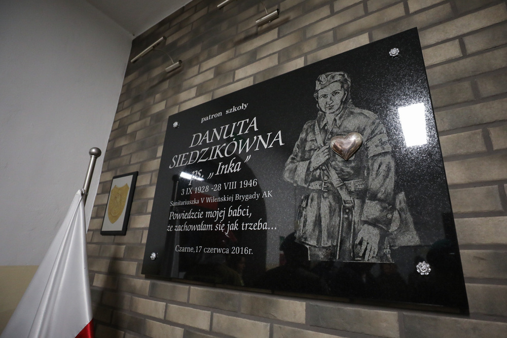 Tablica patronki w Szkole Podstawowej im. Danuty Siedzikówny „Inki” w Czarnem – 23 września 2022. Fot. Mikołaj Bujak (IPN)