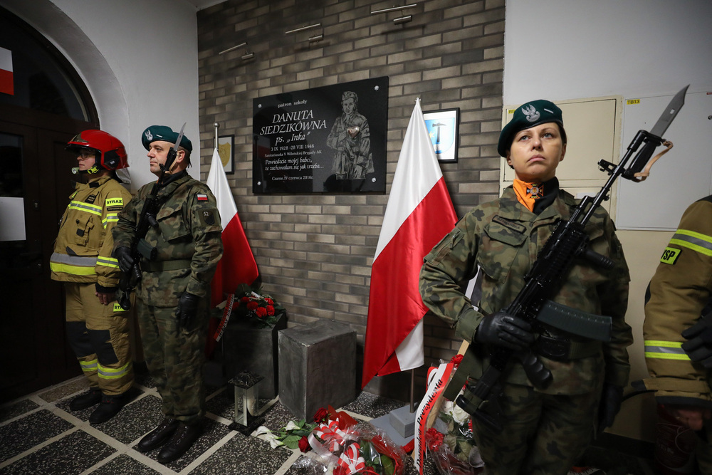 Tablica patronki w Szkole Podstawowej im. Danuty Siedzikówny „Inki” w Czarnem – 23 września 2022. Fot. Mikołaj Bujak (IPN)