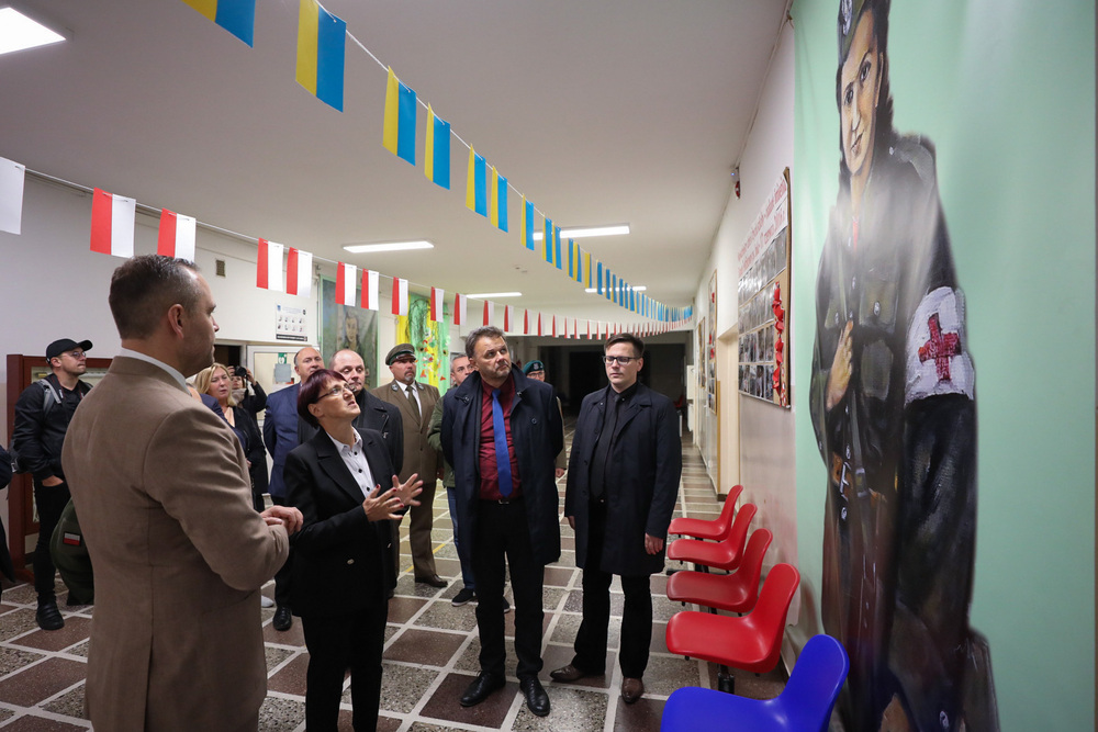 Dr Karol Nawrocki odwiedził Szkołę Podstawową im. Danuty Siedzikówny „Inki” w Czarnem – 23 września 2022. Fot. Mikołaj Bujak (IPN)