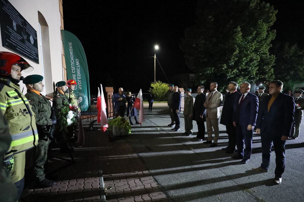 Dr Karol Nawrocki oddał hołd przy tablicy poświęconej Żołnierzom Niezłomnym z Kresów Wschodnich. Nadleśnictwo Czarne Człuchowskie, 23 września 2022. Fot. Mikołaj Bujak (IPN)