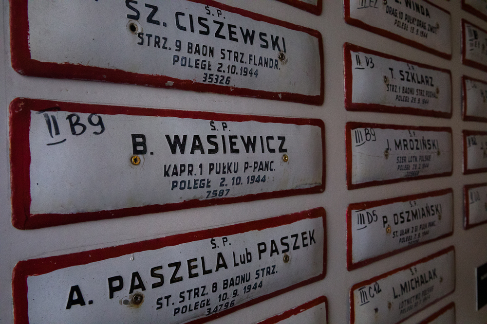 Tabliczki z nazwiskami polskich żołnierzy poległych podczas wyzwalania Belgii – Lommel, 25 września 2022. Fot. Sławek Kasper (IPN)