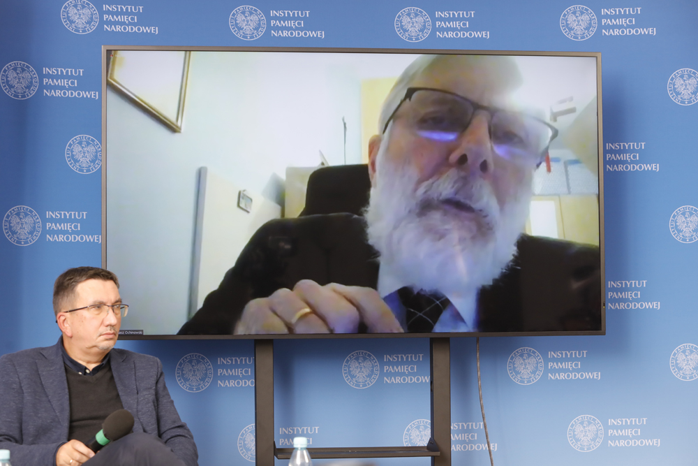 Interdyscyplinarna dyskusja o albumie „Ukradzione dzieciństwo”. Na ekranie prof. Tomasz Ochinowski, w lewym dolnym rogu dr Tomasz Łabuszewski. Fot. Piotr Życieński (IPN)