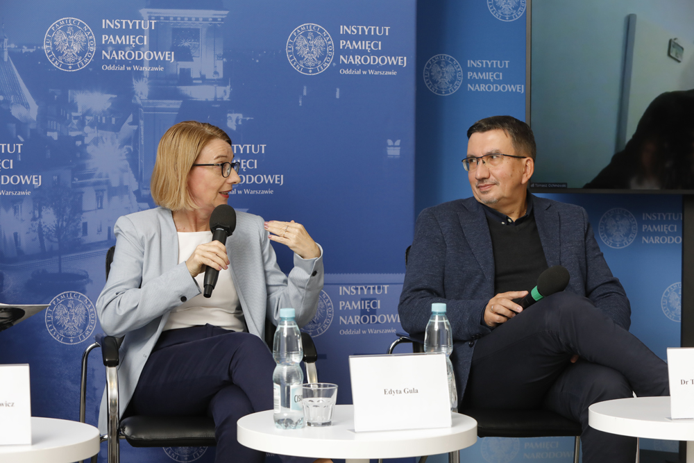 Interdyscyplinarna dyskusja o albumie „Ukradzione dzieciństwo”. Edyta Gula i dr Tomasz Łabuszewski. Fot. Piotr Życieński (IPN)