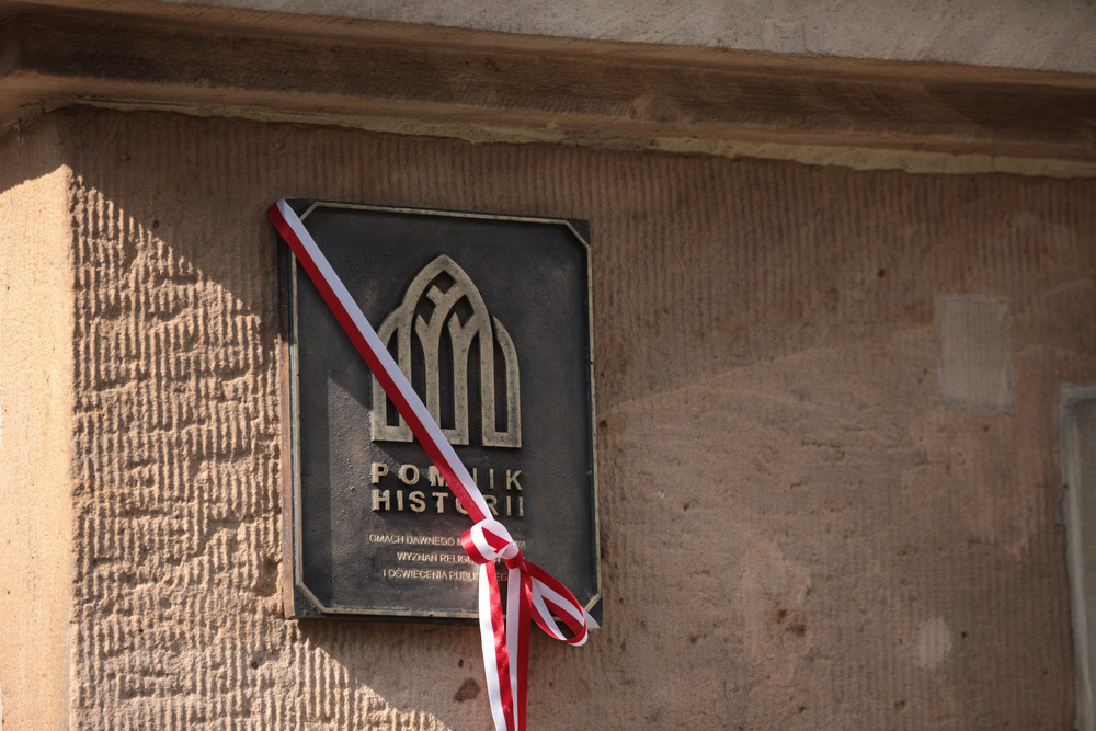 Tablica na elewacji Ministerstwa Edukacji i Nauki potwierdzająca status Pomnika Historii. Fot. Mikołaj Bujak (IPN)