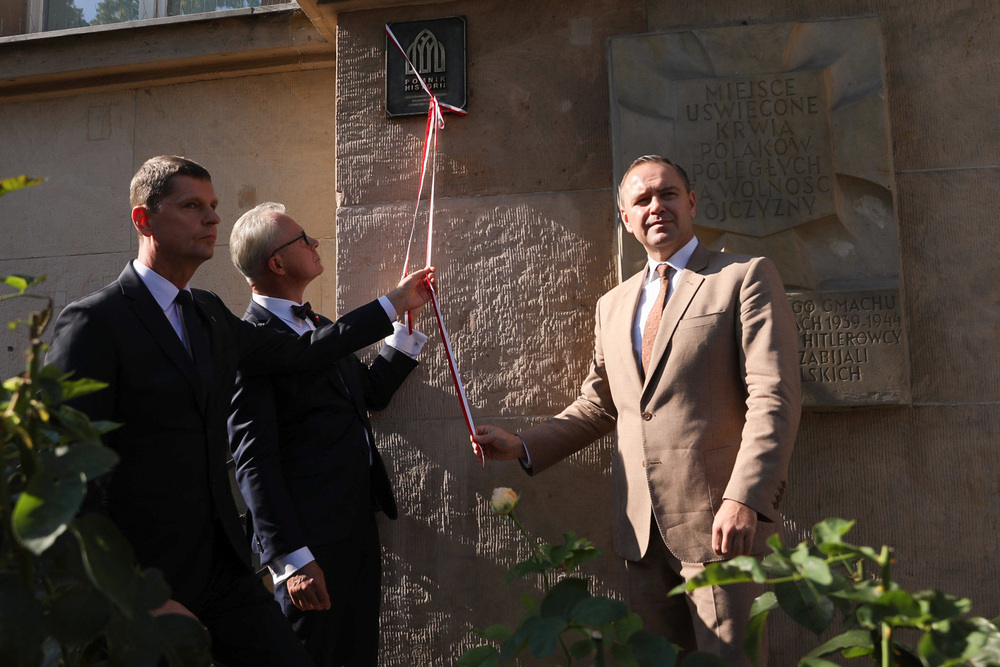 Odsłonięcie tablicy potwierdzającej status Pomnika Historii. Fot. Mikołaj Bujak (IPN)