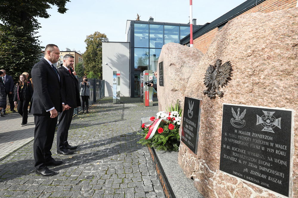 Złożenie kwiatów przy pomniku „Obrońcom Ojczyzny” w Tarnowie – 27 września 2022. Fot. Mikołaj Bujak (IPN)