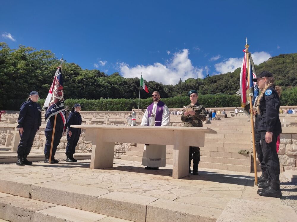 Msza św. na Monte Cassino. Wyjazd edukacyjny laureatów VI edycji konkursu „Policjanci w służbie historii” – 18–25 września 2022. Fot. Maryla Czupryńska-Szczupak (IPN)