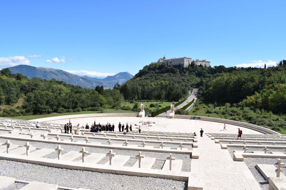 Msza św. na Monte Cassino. Wyjazd edukacyjny laureatów VI edycji konkursu „Policjanci w służbie historii” – 18–25 września 2022. Fot. Szymon Lepper