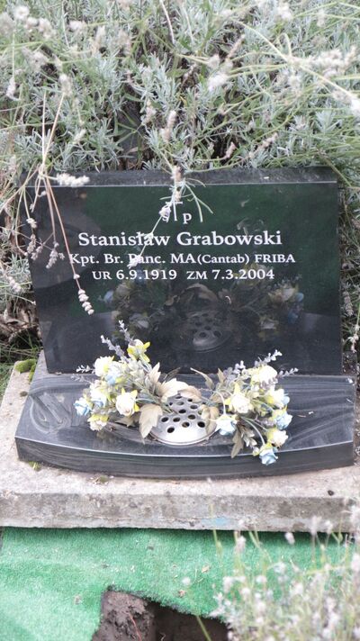 Urnę z prochami Marii Grabowskiej złożono w grobie jej męża Stanisława Grabowskiego – Londyn, 28 września 2022. Fot. Adam Siwek (IPN)