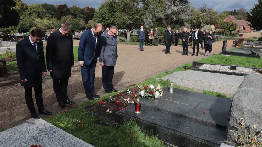 Złożenie kwiatów na grobie Prezydenta RP na Uchodźstwie Kazimierza Sabbata – Londyn, 28 września 2022. Fot. Adam Siwek (IPN)
