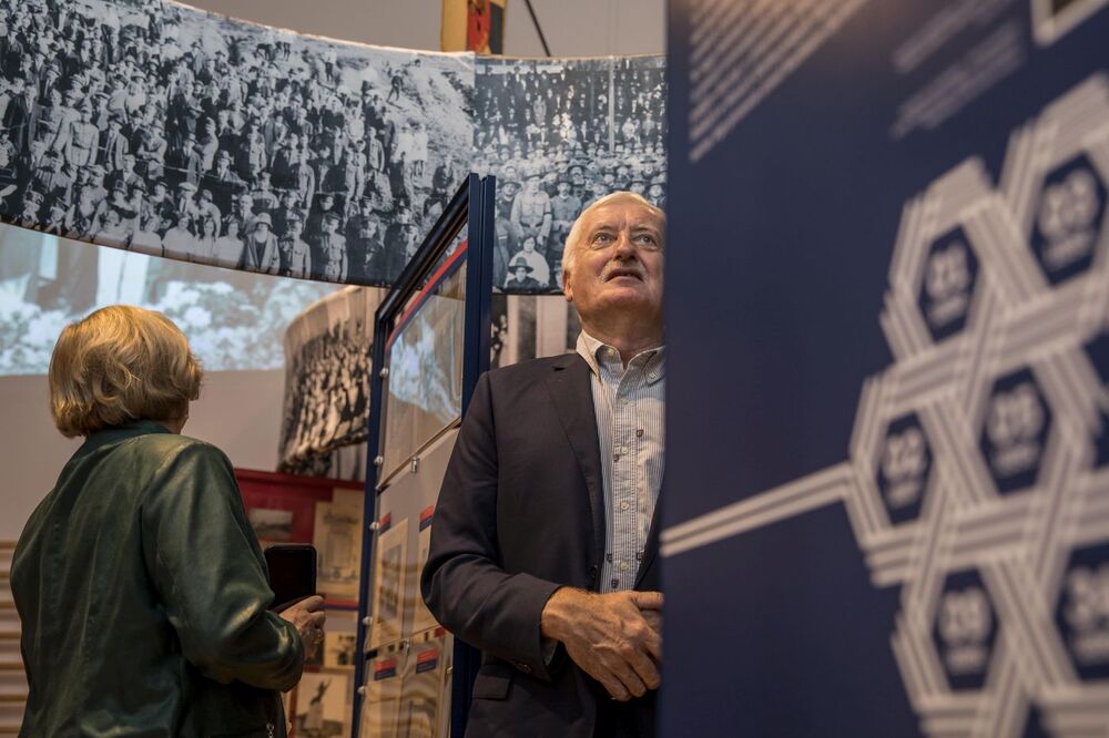 Uczestnicy 44. Stałej Konferencji Muzeów, Archiwów i Bibliotek Polskich na Zachodzie zwiedzili wystawę IPN „»Ramię krzep – Ojczyźnie służ«. 135. rocznica powstania Sokolstwa Polskiego w Ameryce” prezentowaną w Warce – 28 września 2022. Fot. Katarzyna Adamów (IPN)