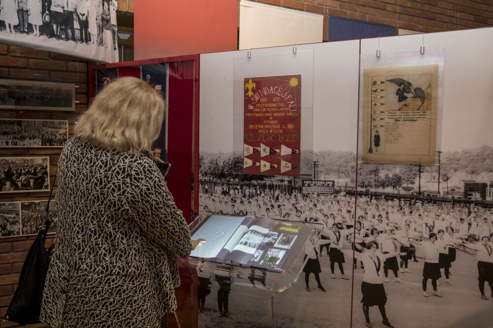 Uczestnicy 44. Stałej Konferencji Muzeów, Archiwów i Bibliotek Polskich na Zachodzie zwiedzili wystawę IPN „»Ramię krzep – Ojczyźnie służ«. 135. rocznica powstania Sokolstwa Polskiego w Ameryce” prezentowaną w Warce – 28 września 2022. Fot. Katarzyna Adamów (IPN)