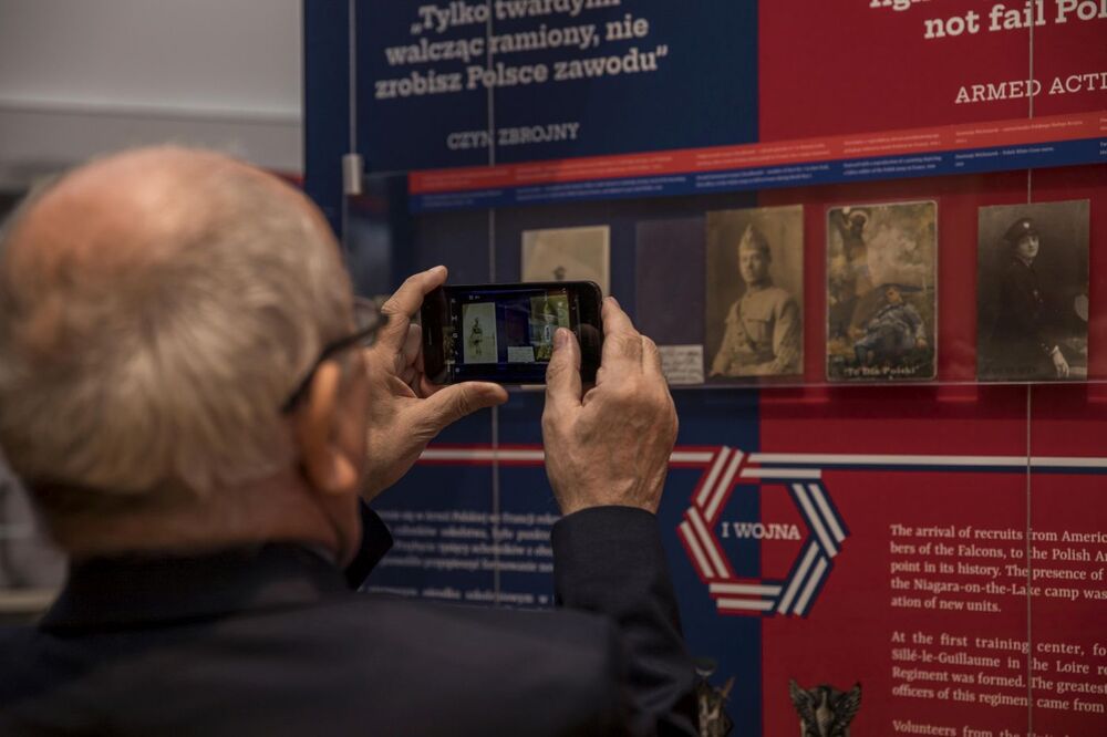 Uczestnicy 44. Stałej Konferencji Muzeów, Archiwów i Bibliotek Polskich na Zachodzie zwiedzili wystawę IPN „»Ramię krzep – Ojczyźnie służ«. 135. rocznica powstania Sokolstwa Polskiego w Ameryce” prezentowaną w Warce – 28 września 2022. Fot. Katarzyna Adamów (IPN)