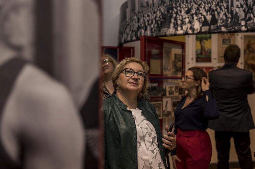 Uczestnicy 44. Stałej Konferencji Muzeów, Archiwów i Bibliotek Polskich na Zachodzie zwiedzili wystawę IPN „»Ramię krzep – Ojczyźnie służ«. 135. rocznica powstania Sokolstwa Polskiego w Ameryce” prezentowaną w Warce – 28 września 2022. Fot. Katarzyna Adamów (IPN)