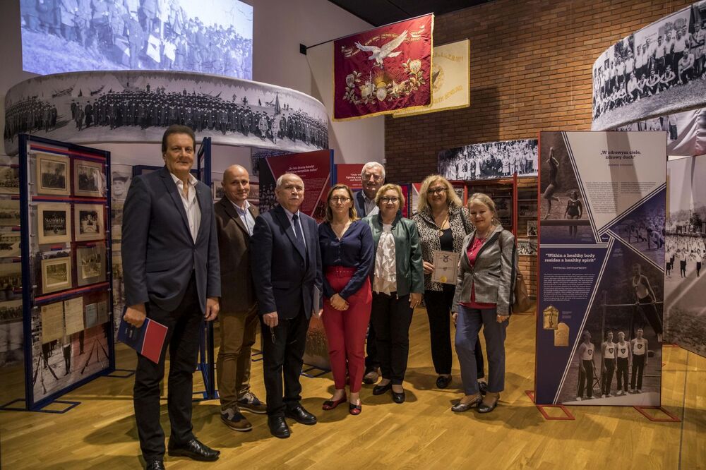 Uczestnicy 44. Stałej Konferencji Muzeów, Archiwów i Bibliotek Polskich na Zachodzie zwiedzili wystawę IPN „»Ramię krzep – Ojczyźnie służ«. 135. rocznica powstania Sokolstwa Polskiego w Ameryce” prezentowaną w Warce – 28 września 2022. Fot. Katarzyna Adamów (IPN)