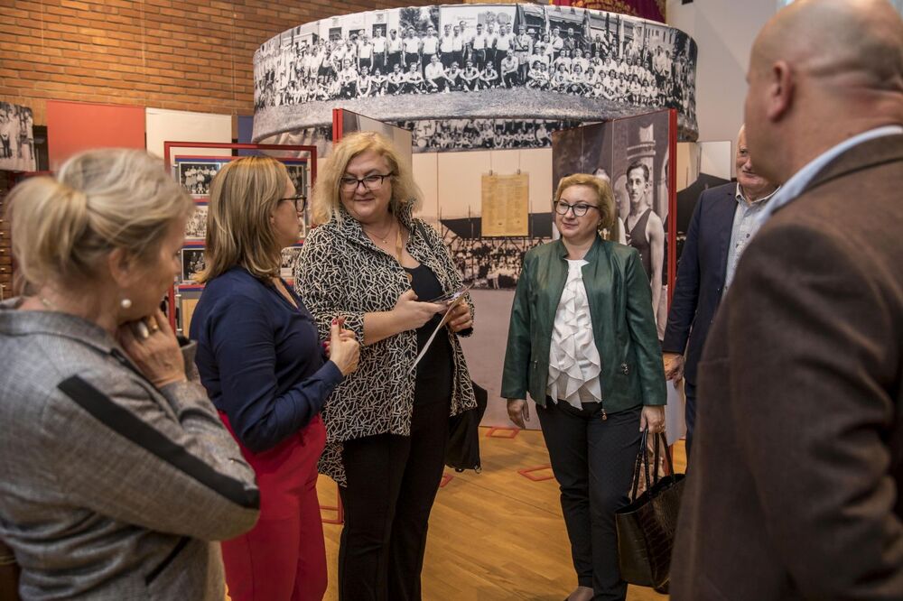 Uczestnicy 44. Stałej Konferencji Muzeów, Archiwów i Bibliotek Polskich na Zachodzie zwiedzili wystawę IPN „»Ramię krzep – Ojczyźnie służ«. 135. rocznica powstania Sokolstwa Polskiego w Ameryce” prezentowaną w Warce – 28 września 2022. Fot. Katarzyna Adamów (IPN)