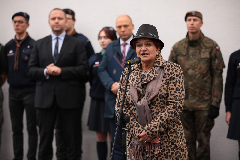 Krystyna Frąszczak – siostrzenica „Zapory”, wiceprezes Fundacji im. Hieronima Dekutowskiego-Zapory w Tarnobrzegu. Odsłonięcie muralu poświęconego mjr. Hieronimowi Dekutowskiemu „Zaporze” – Lublin, 29 września 2022. Fot. Mikołaj Bujak (IPN)