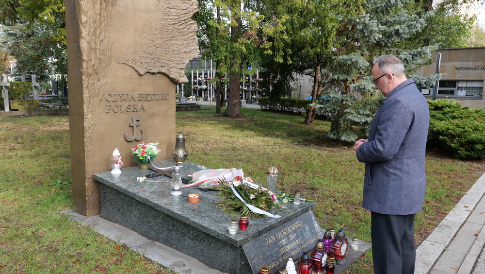 Dr hab. Karol Polejowski, zastępca prezesa IPN, przy grobie mec. Jana Olszewskiego na Powązkach Wojskowych – Warszawa, 30 września 2022. Fot. Karolina Łuniewska (IPN)