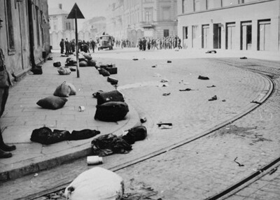 Mienie porzucone przez deportowanych, ul. Lwowska w tle brama III getta, marzec 1943 (fot. Domena publiczna)