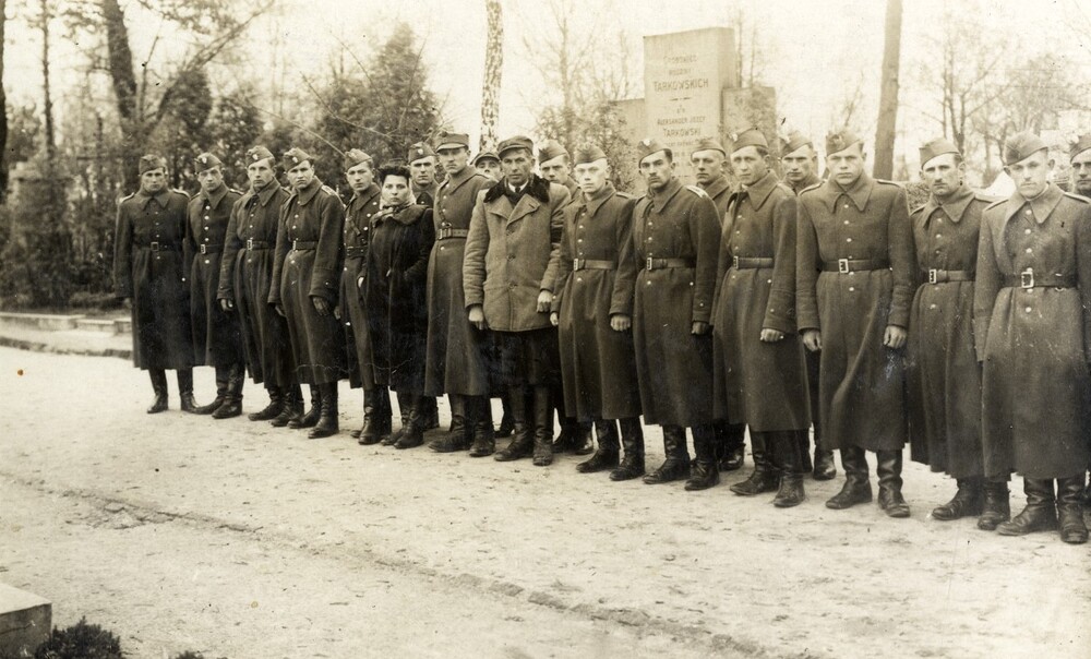 Byli żołnierze oddziału BCh „Ośki” jako słuchacze szkoły oficerskiej MO w Łodzi, wiosna 1945 r. Zbiory Mariana Niedzieli