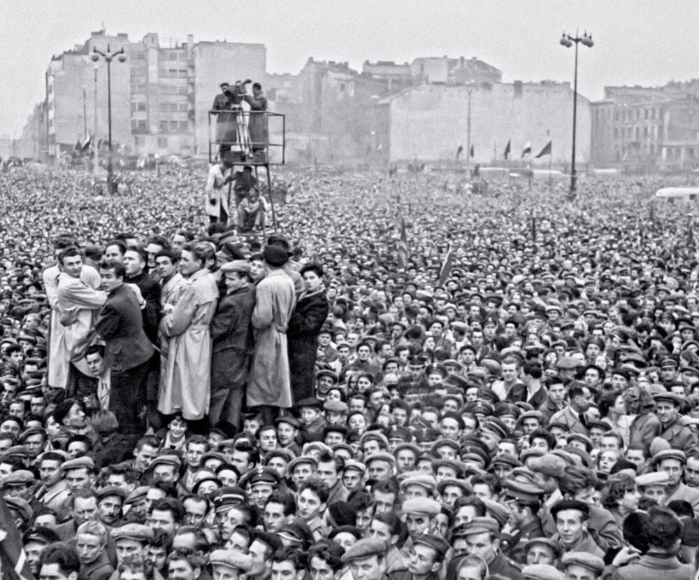 Warszawiacy słuchają przemówienia Władysława Gomułki, 24 października 1956 r. (Bettmann Archive)