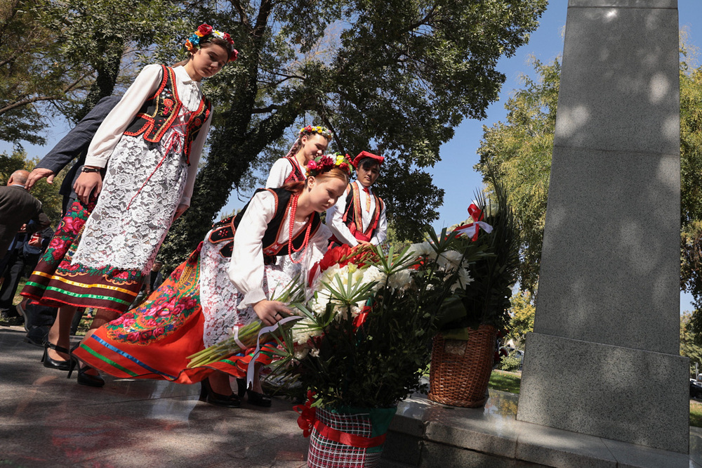 Złożenie kwiatów przed pomnikiem w hołdzie żołnierzom gen. Andersa – Taszkent, 4 października 2022. Fot. Mikołaj Bujak (IPN)