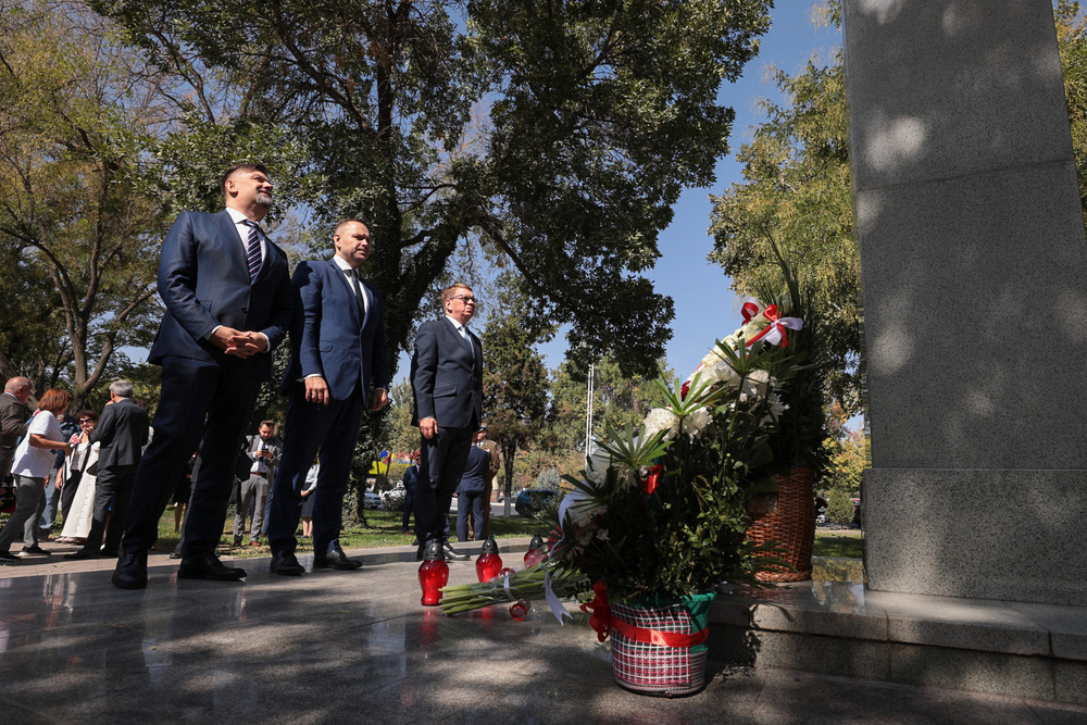 Złożenie kwiatów przed pomnikiem w hołdzie żołnierzom gen. Andersa – Taszkent, 4 października 2022. Fot. Mikołaj Bujak (IPN)
