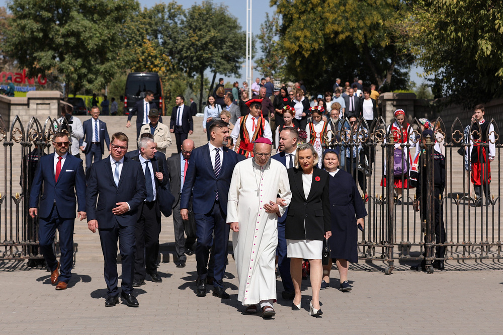 Złożenie kwiatów przed pomnikiem w hołdzie żołnierzom gen. Andersa – Taszkent, 4 października 2022. Fot. Mikołaj Bujak (IPN)