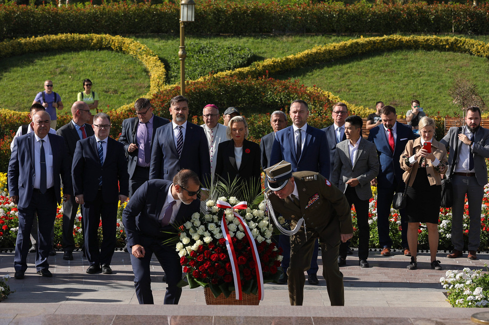 Złożenie kwiatów pod pomnikiem upamiętniającym uzbeckie ofiary sowieckich represji z lat 30. – Taszkent, 4 października 2022. Fot. Mikołaj Bujak (IPN)